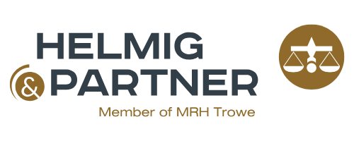 Das Logo von Helmig & Partner zeigt fettgedruckten Text mit „Helmig & Partner“ und darunter „Mitglied von MRH Trowe“. Rechts enthält ein goldener Kreis die Waage der Gerechtigkeit, ein Flugzeugsymbol und subtile Elemente, die Softwareentwicklung darstellen.